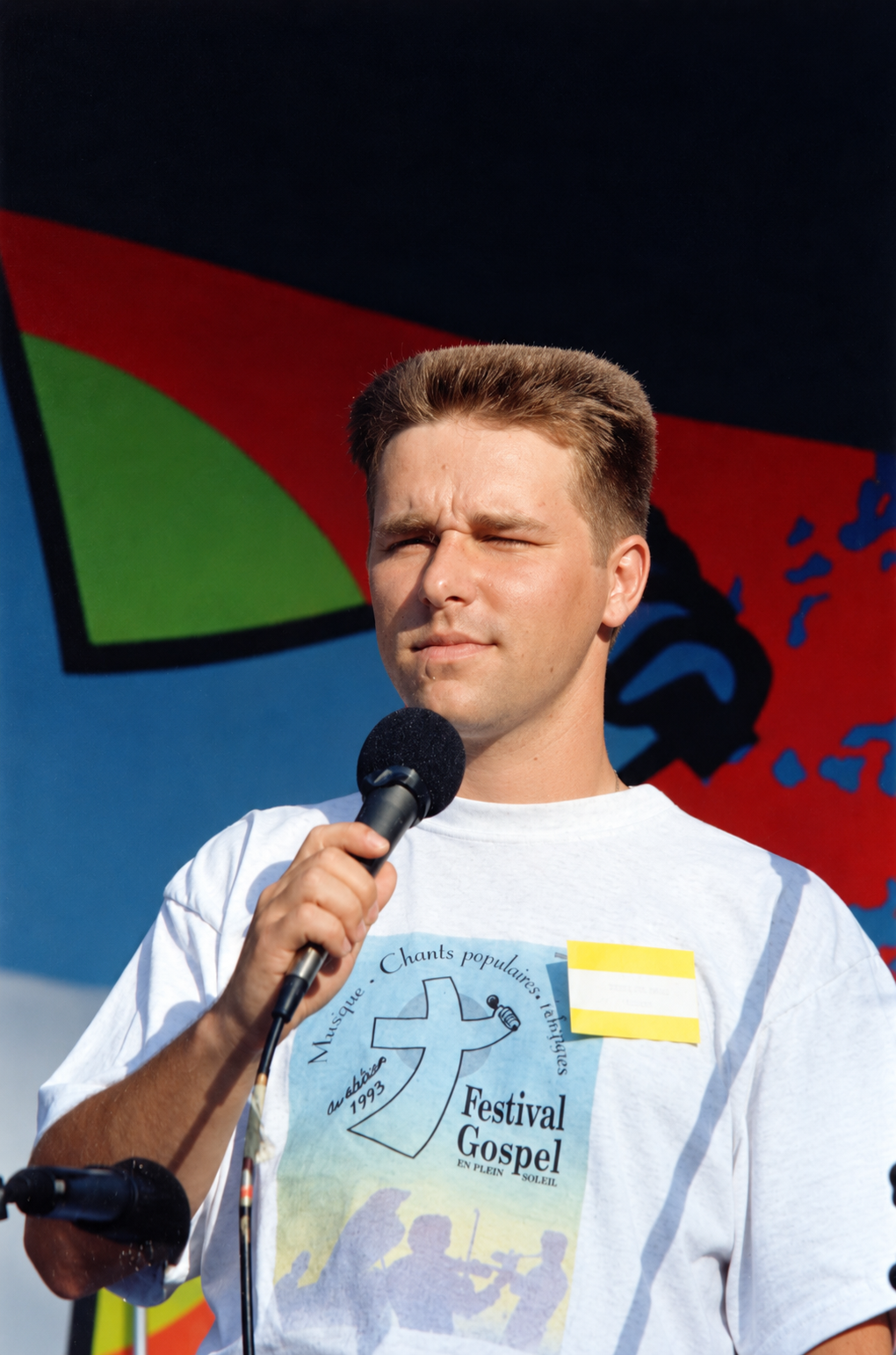 Jo holding a microphone at Festival En Plein Soleil